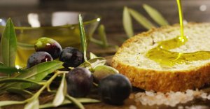 L'olio extravergine di oliva abbinato a una fetta di pane