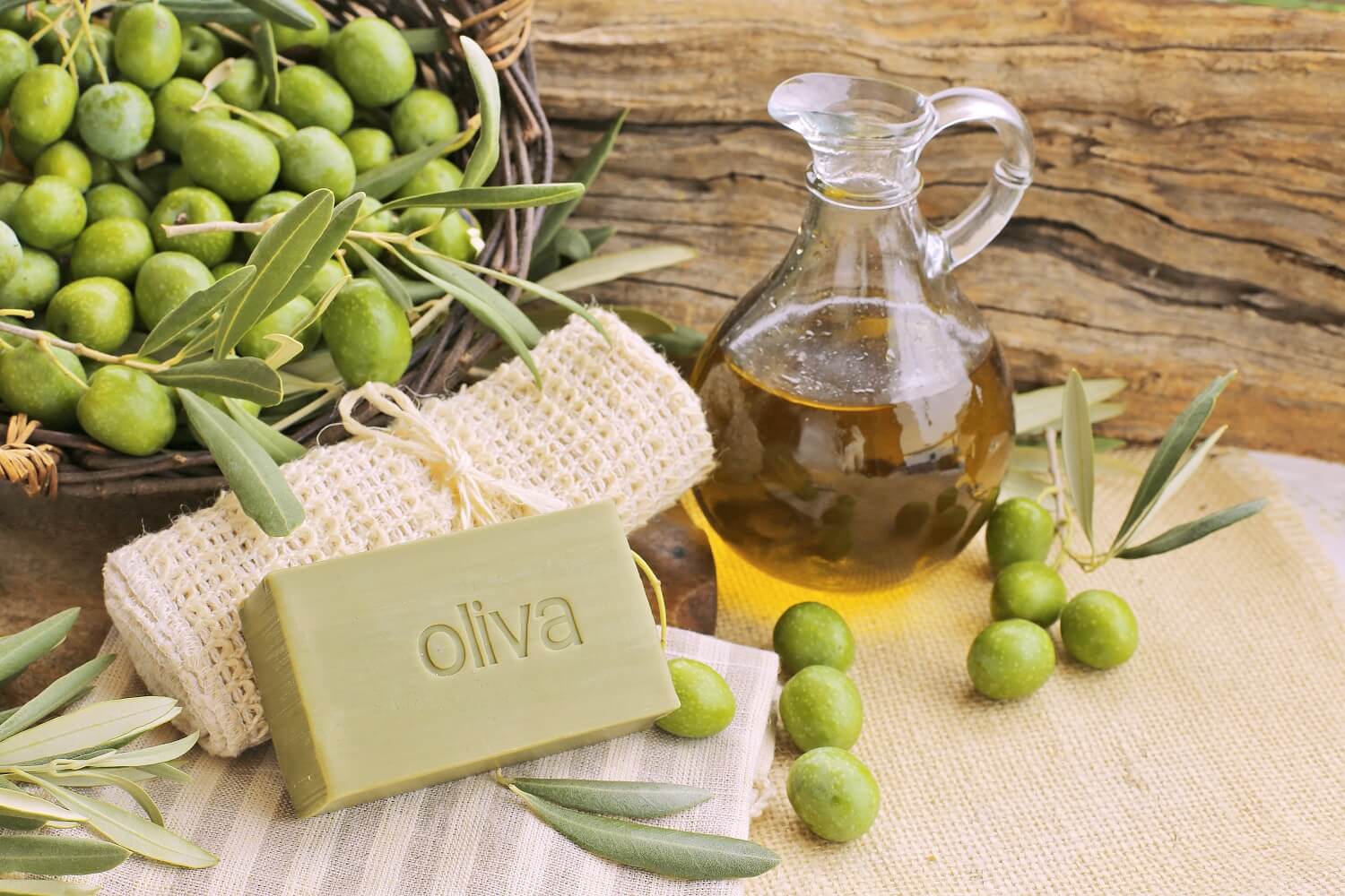 Оливковый масло на голодный. Оливковое масло. Косметика из оливкового масла. Масло оливы. Оливковое масло косметическое.